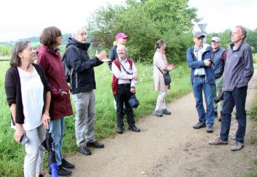 Der Naturschutzbeauftragte Oliver Schall (3. von links) informierte Bonner Kolleginnen und Kollegen im Naturschutzgebiet Rodderberg. Photo: Erhard Schoppert-Moering
