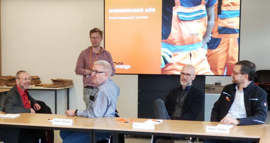 Die Drei von der Bonner Müllabfuhr, von rechts: Joachim Peter, Sven Sadewasser, Richard Münz. Ganz links im Bild BJV-Vorsitzender Lambert-Sebastian Gerstmeier, dahinter BonnOrange-Pressesprecher Jérôme Lefévre. Photo: Erhard Schoppert-Moering