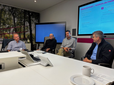 v.l.: Steffen Heinze, Stv. BJV-Vorsitzender. Hans-Peter Diewald, Head of Network Operations Center (MSMC) Deutsche Telekom Technik GmbH. Maik Exner, Unternehmenssprecher Deutsche Telekom AG. Philipp Schindera, Leiter Unternehmenskommunikation DT